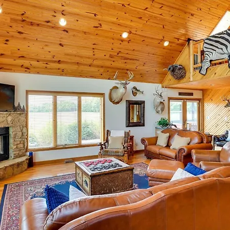 Pet-Friendly Vienna Cabin With Screened-In Porch!
