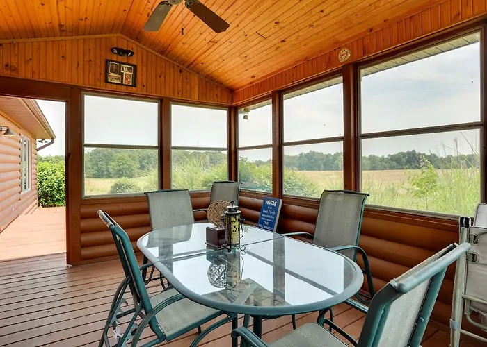 Pet-friendly W/ Screened-in Porch! Holiday home