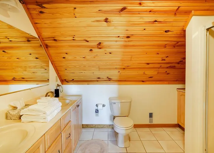 Holiday home Pet-friendly W/ Screened-in Porch!