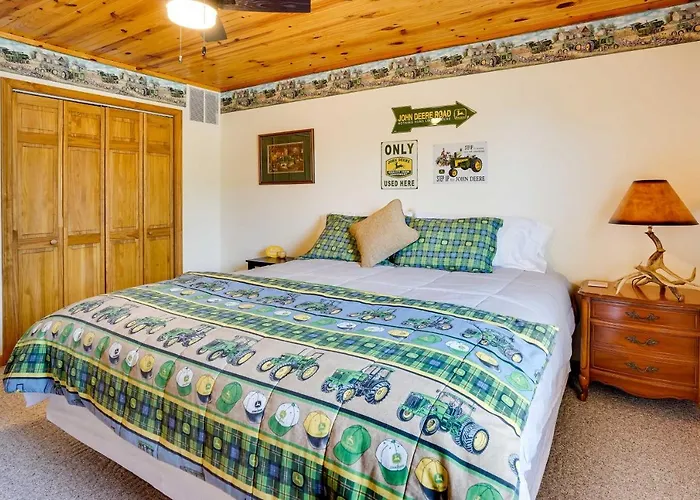 Pet-friendly W/ Screened-in Porch! Holiday home