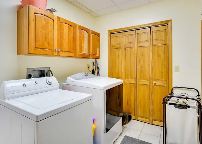 Pet-friendly W/ Screened-in Porch! Vienna