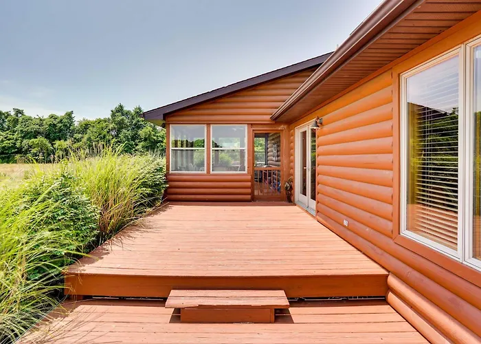 Pet-friendly W/ Screened-in Porch!