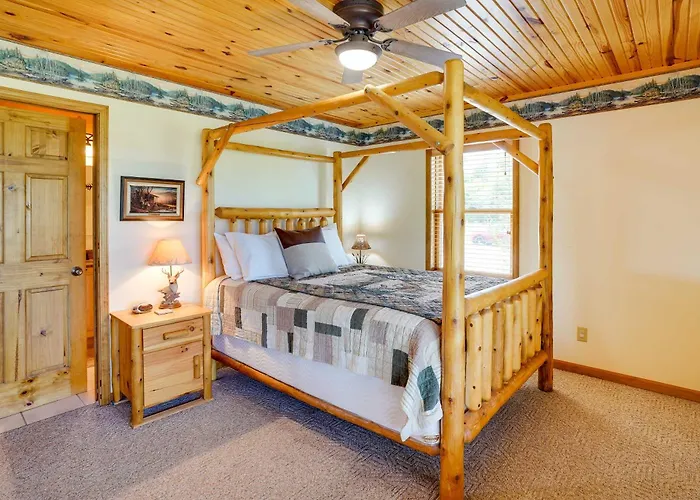 Pet-friendly W/ Screened-in Porch! Holiday home